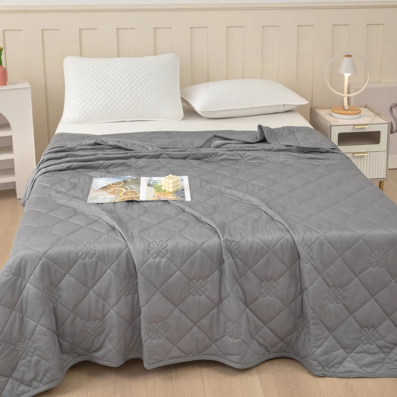 Cooling Silk Summer Quilt, Breathable Polyester Comforter