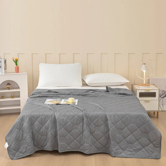 Cooling Silk Summer Quilt, Breathable Polyester Comforter